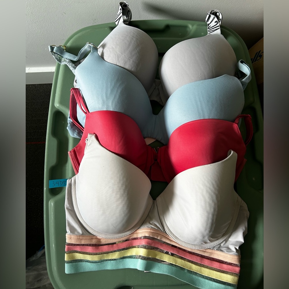 34DD Victoria’s Secret bras